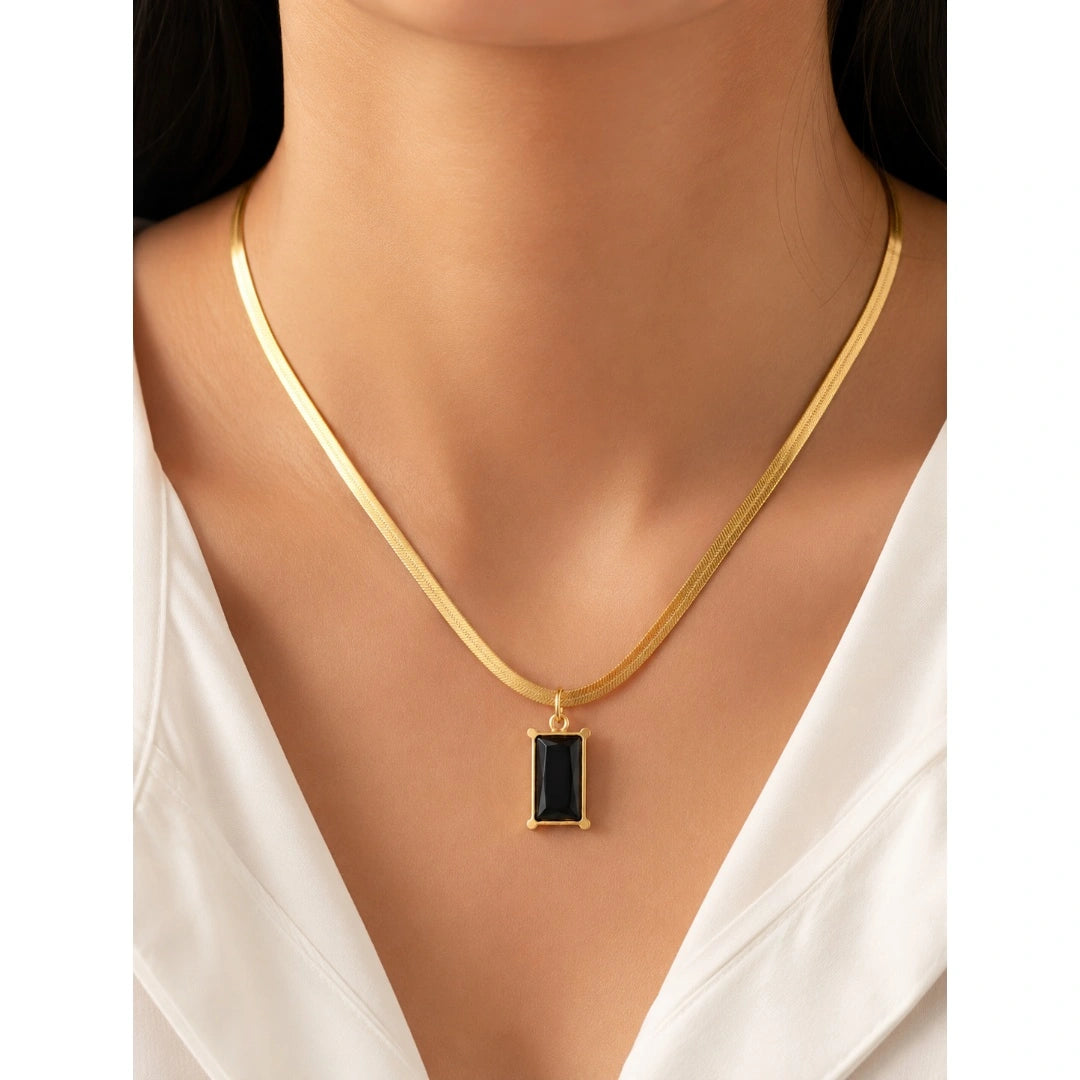 Noiréa Pendant Necklace
