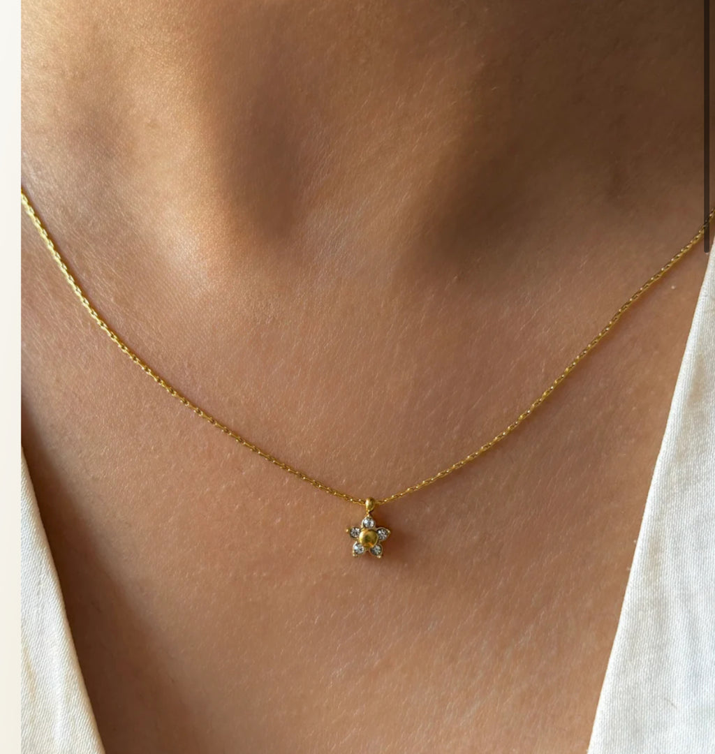 Dainty flower necklace